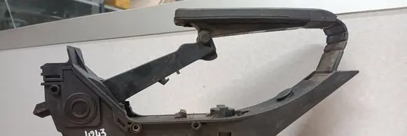 Accelerator throttle pedal