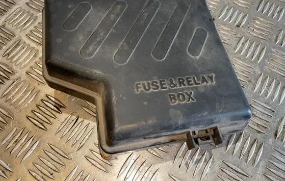 Hyundai Santa Fe Fuse box cover PPT20T