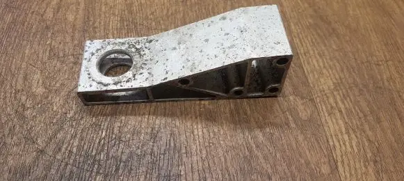 Radiator mount bracket