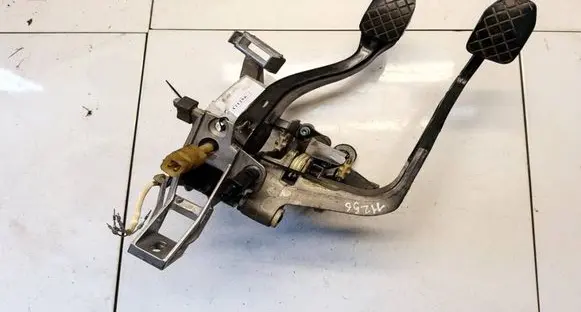 Volkswagen PASSAT B5 Brake pedal 8D1721117