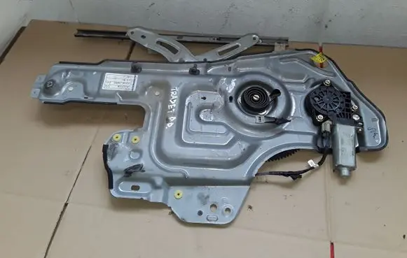 Hyundai Trajet Front door window regulator with motor 824803A000