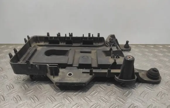 Volkswagen PASSAT CC Battery tray 1K0915333