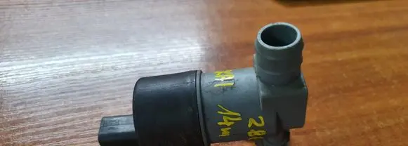 Nissan Qashqai Windscreen/windshield washer pump 9641553880