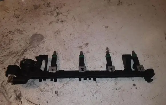 Volvo V50 Fuel distributor 5M5G9H487BA