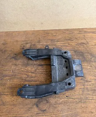Front bumper mounting bracket