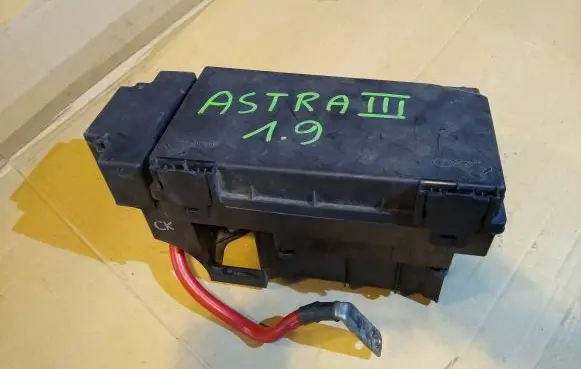Opel Zafira B Fuse module 13242781