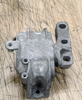 Volkswagen PASSAT B6 Engine mount bracket 1KO199262