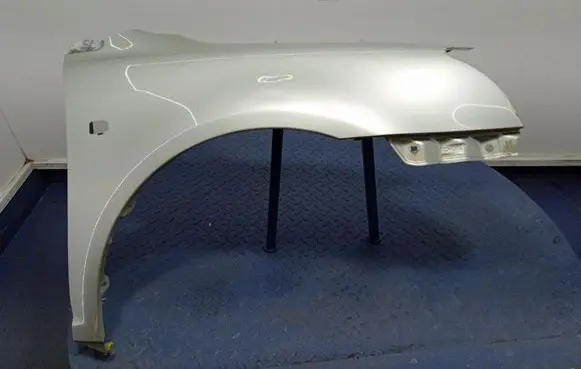 Toyota Avensis Verso Fender 