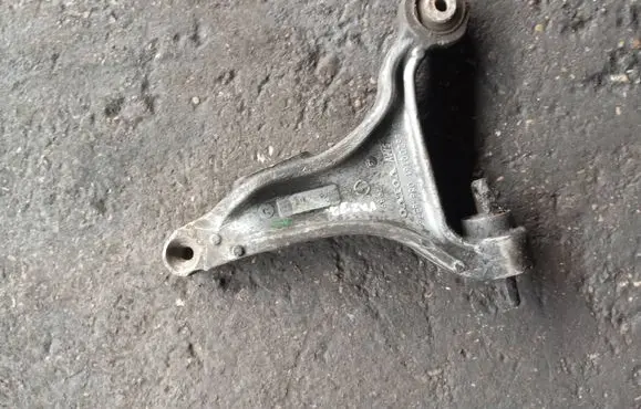 Volvo V70 Front lower control arm/wishbone 08646376