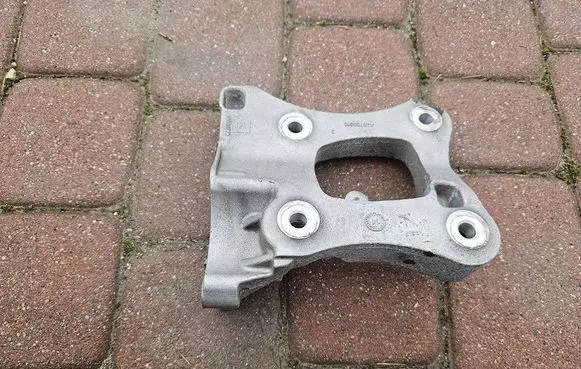 Opel Insignia B A/C compressor mount bracket 55588573-