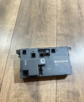 Mercedes-Benz E W211 Door control unit/module 2118701226 00401702