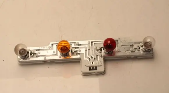 Headlight/headlamp mounting bracket