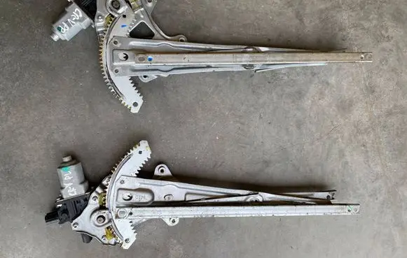 Honda CR-V Front door window regulator with motor
