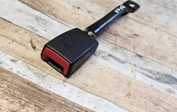 Front seatbelt buckle
