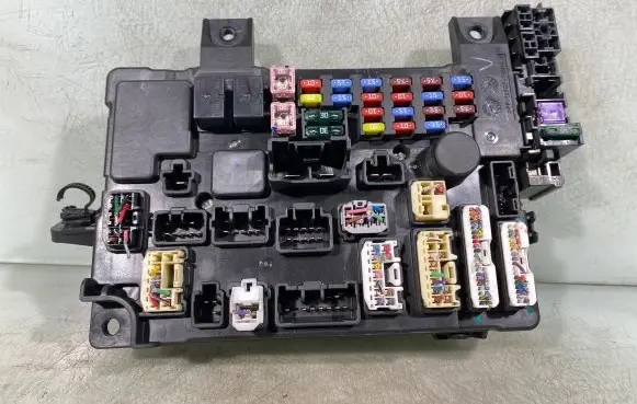 Mitsubishi Outlander Fuse module 8637a882 501h12f05 5123000216