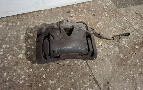 Volvo S60 Front brake caliper 945
