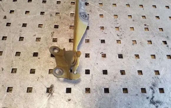Toyota Yaris Engine bonnet/hood hinges