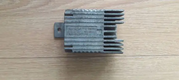 Mercedes-Benz E W210 Fan control module A0275457732 E5001002