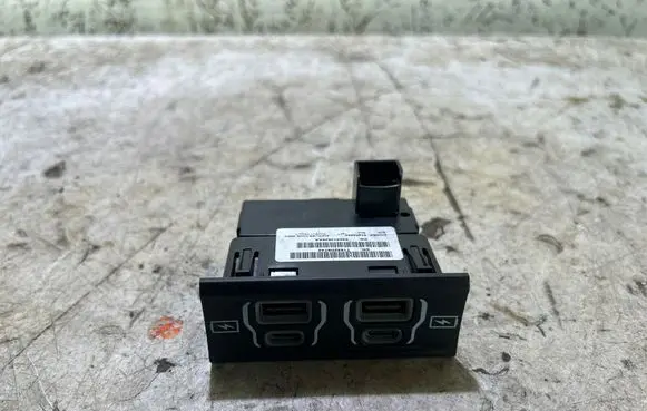 Jeep Grand Cherokee WL USB socket connector P68572629AA T1952D6745 53466960