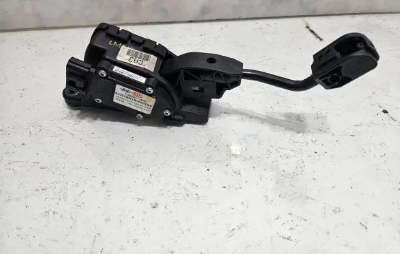 KIA Sportage Accelerator throttle pedal 327002S900