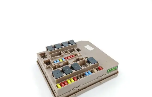 Renault Clio III Fuse module 674658A
