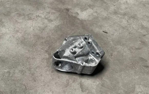 Volvo XC40 Engine mounting bracket 32428049
