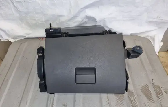 Ford Kuga I Glove box