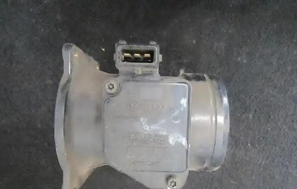 Audi A4 S4 B5 8D Mass air flow meter 058133471 AFH60-10B