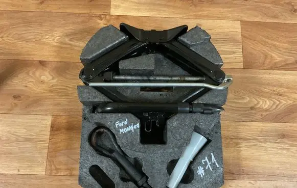 Ford Mondeo MK IV Tool set 7S7117009BC CJ8TA