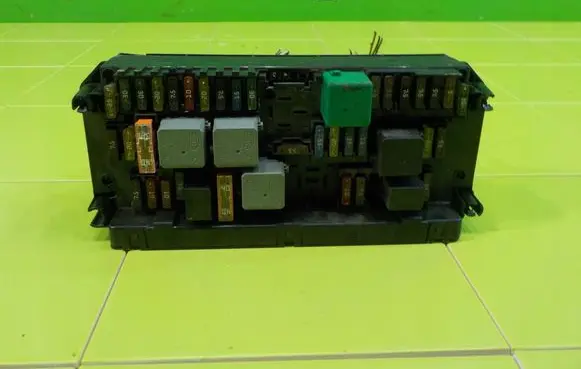 Mercedes-Benz C W204 Fuse box set A2049000800 BEZPIECZNIKOW
