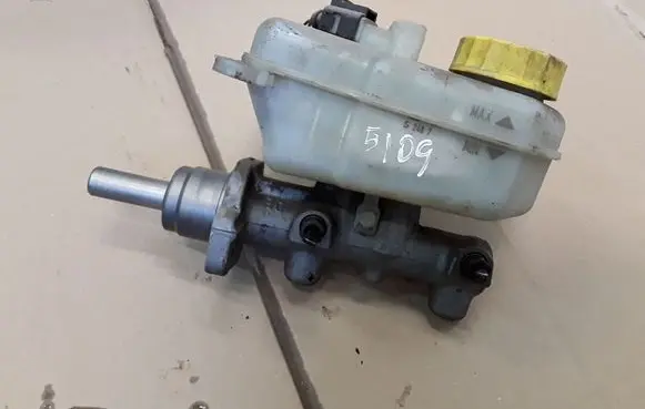 Volkswagen Polo IV 9N3 Master brake cylinder X5617