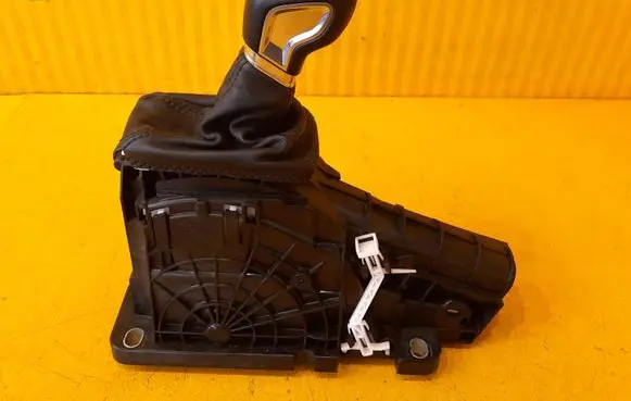 Volvo V60 Gear shifter/selector 32240020
