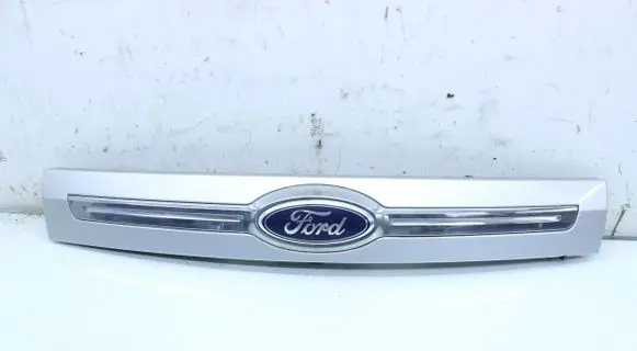 Trunk door license plate light bar