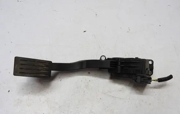 Accelerator throttle pedal