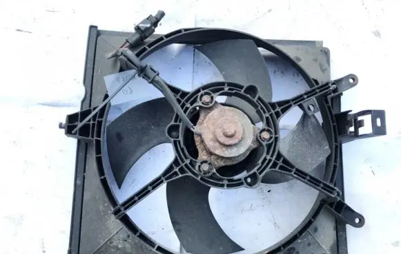 Mitsubishi Carisma Radiator cooling fan shroud