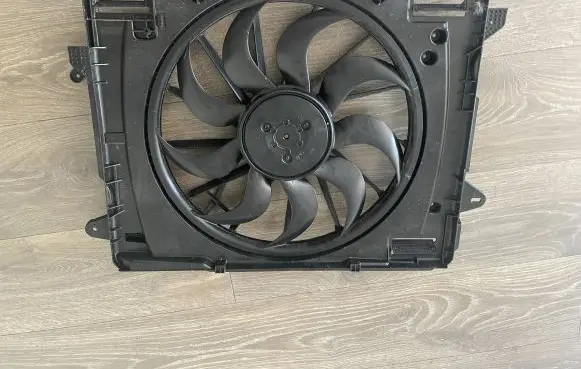 Ford Kuga III Radiator cooling fan shroud LX618C607AC