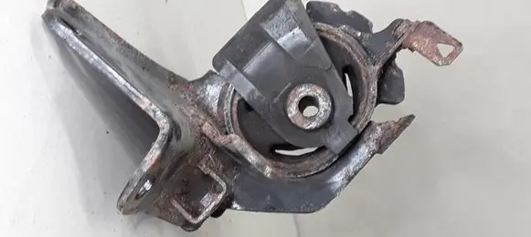 Toyota Avensis T250 Engine mount bracket