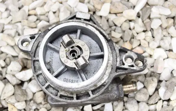 BMW 3 E46 Vacuum pump 2249939