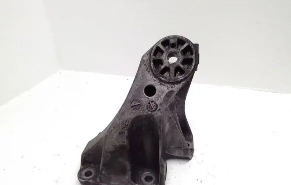 Volkswagen Touareg I Engine mounting bracket 7L6199308B