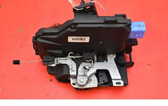 Volkswagen Golf V Rear door lock 7L0839016D