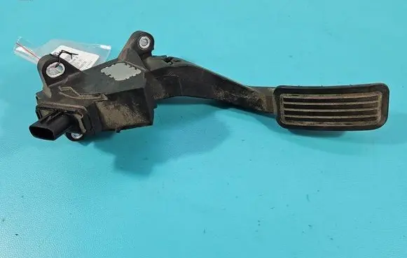 Accelerator throttle pedal