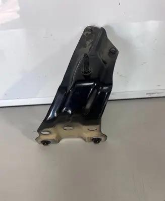 Volkswagen Eos Fender mounting bracket 1Q0821135