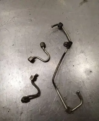 Fuel injector supply line/pipe