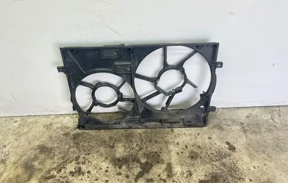 Radiator cooling fan shroud