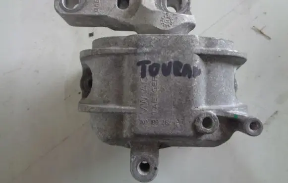 Volkswagen Touran I Engine mount bracket 1K0199262AT