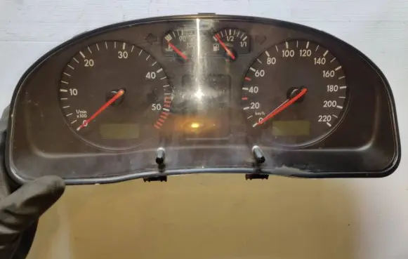 Volkswagen PASSAT B5 Speedometer (instrument cluster) 3b1919860