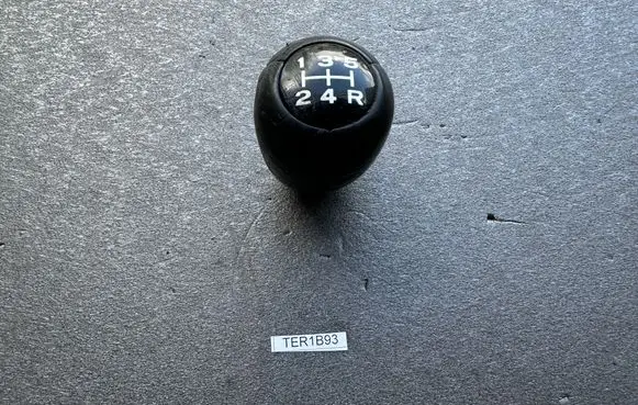 Nissan Terrano Gear lever shifter trim leather/knob 3321933G01