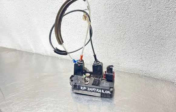 Opel Zafira A Rear door lock 24414134