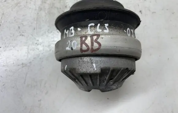 Mercedes-Benz CLS C219 Engine mount bracket 2112403017