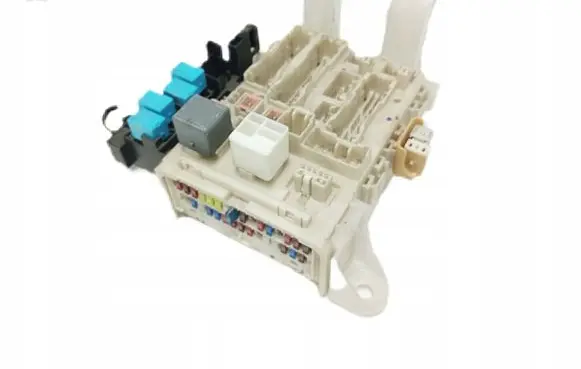 Toyota RAV 4 (XA30) Fuse module 8273042010